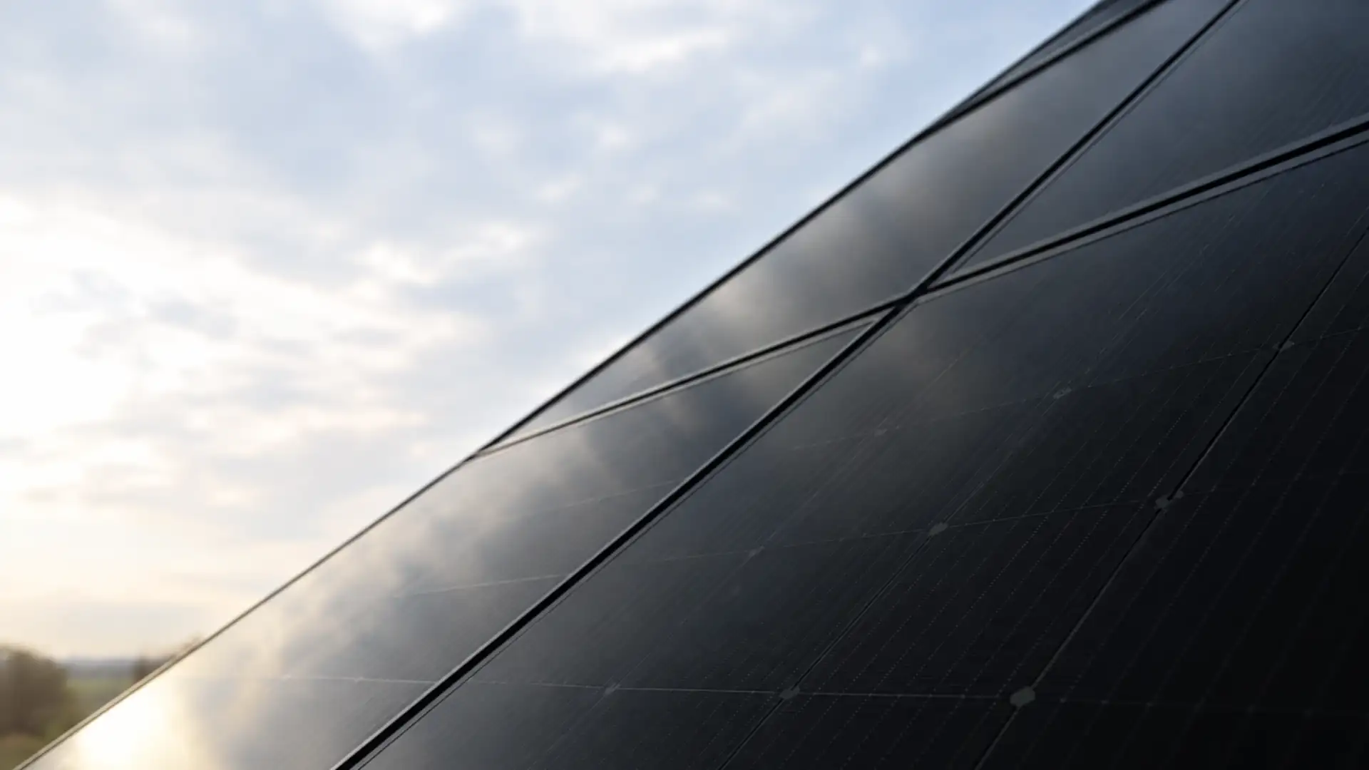 Oberfläche von Full-Black-Solarmodulen mit Himmelsspiegelung