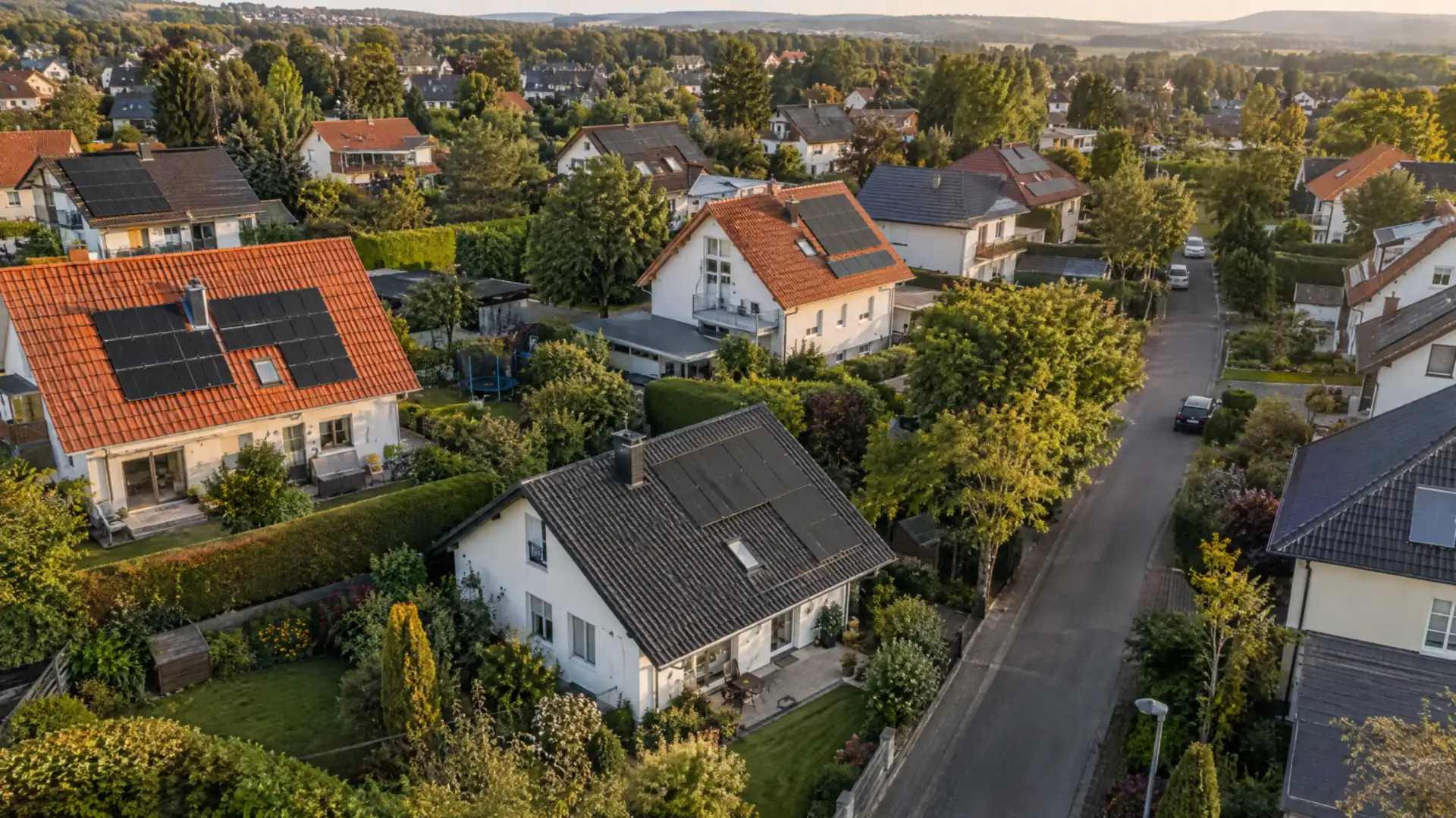 Wohngebiet in Hessen mit Photovoltaik auf mehreren Dächern