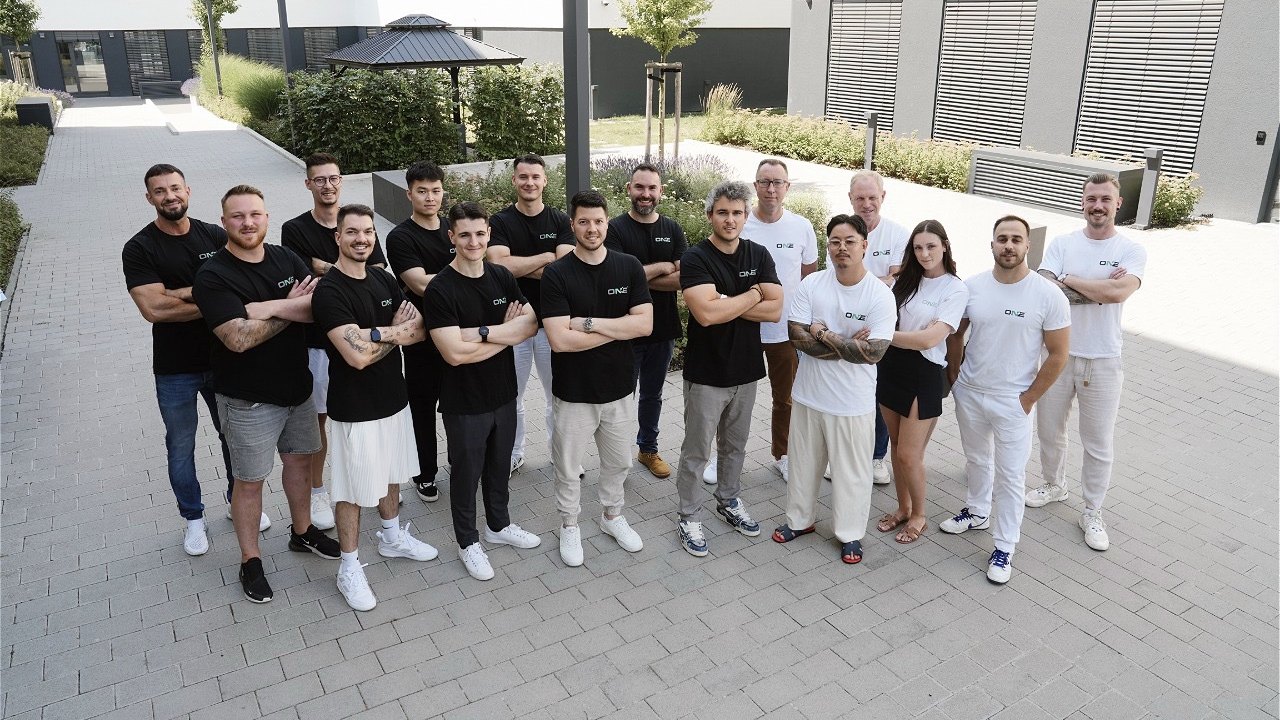 Ein Teil des Teams der ONE Energy Solutions AG vor dem Firmensitz in Langen